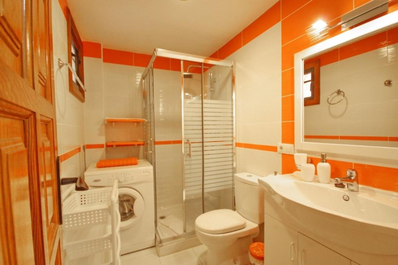 Two Bedroom Apartment In Beachfront Complex With Pool In Playa De Las Americas. Экстерьер фото